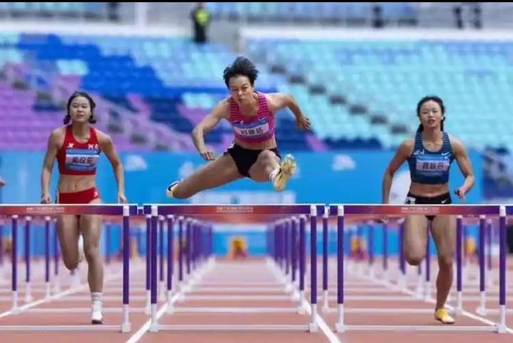 央视体育解说员应当公平公正！今年全运会女子100米跨栏决赛开始了，体