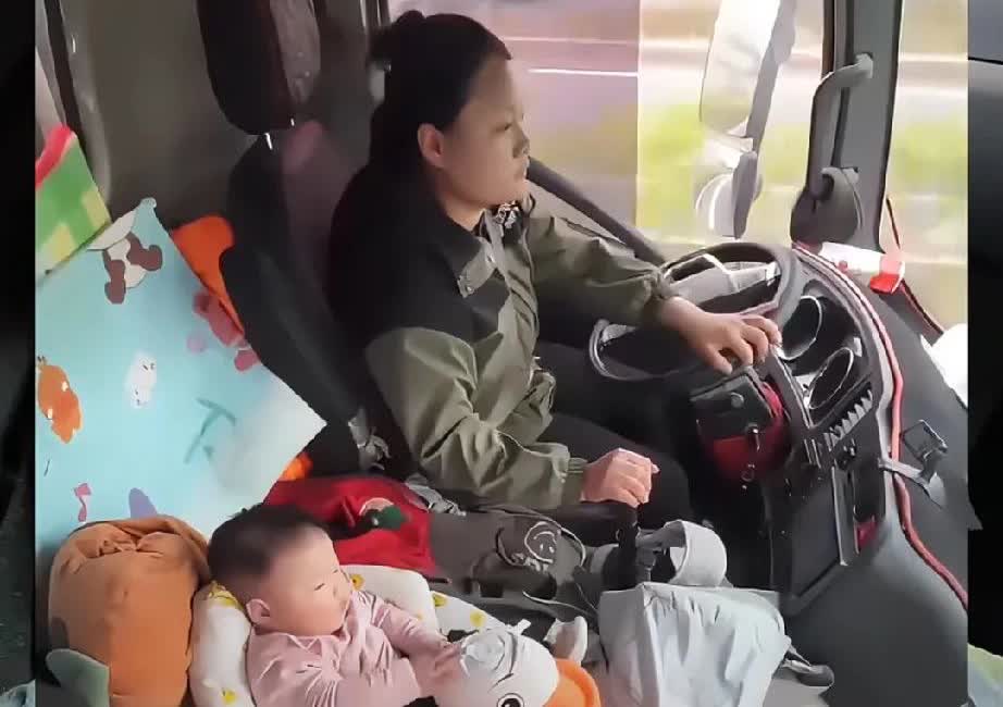 这姐们太辣眼了。离婚带两个孩子，贷款买的大货车，出车的时候两个孩子就睡在驾驶室。