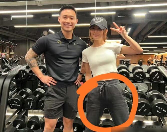 43岁阿Sa被拍到看婚房，她没选豪门，选了个能带她举铁的男人。健身房里，她做引