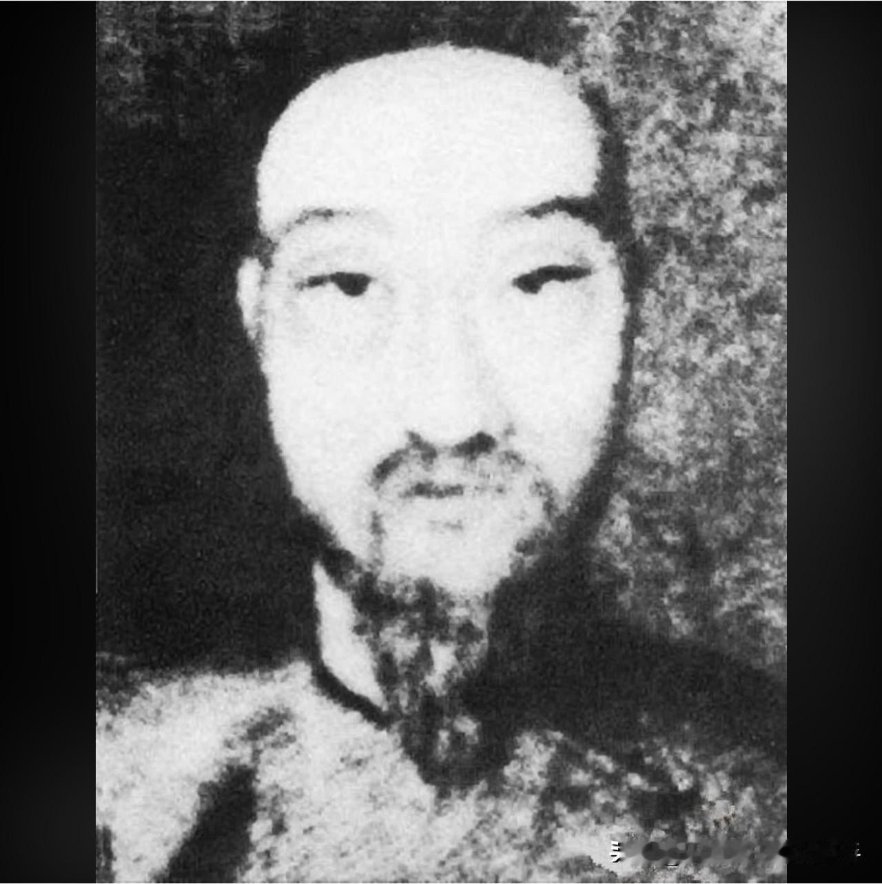 这张是目前国内公认的现存最早的中国人肖像照片，拍摄于1844年。当时法国人于勒.