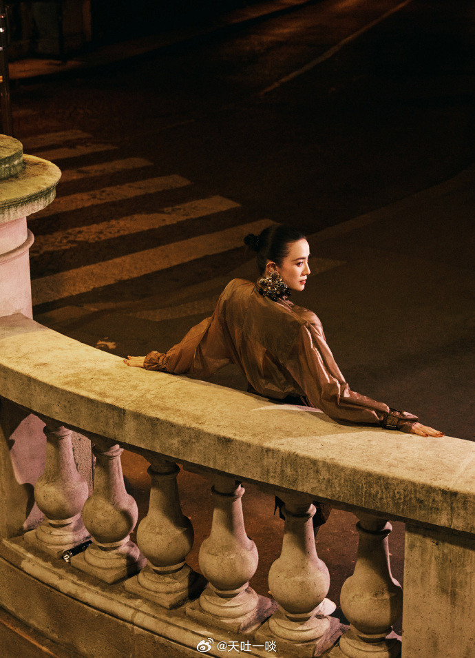 摩登风套装、从容矜贵酷飒霸气——宋佳。每日明星美图分享