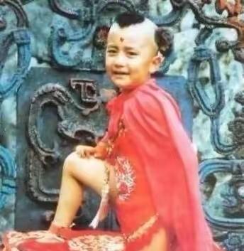 1985年，《西游记》拍摄时，红孩儿赵欣培死死抓住裤子："不给我穿裤子，我就不演