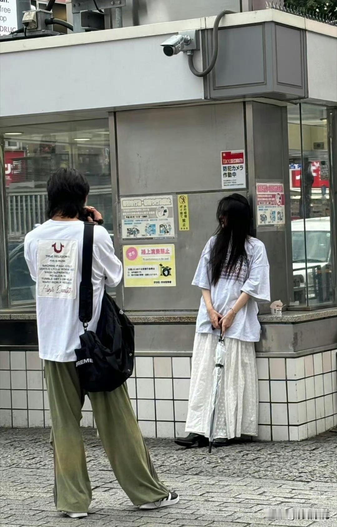 近日，有网友在日本镰仓街头偶遇了徐璐与小5岁男友吴崇轩，两人当天穿着情侣装低调出