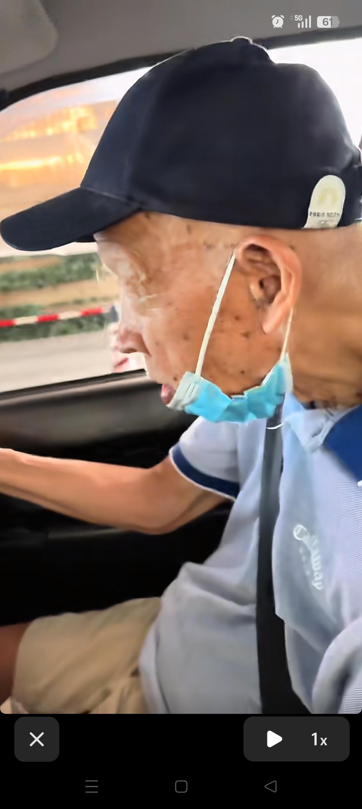 香港103岁的士司机甘仕明，老司机中的“天花板”，这才是真正的“活到老干到老”