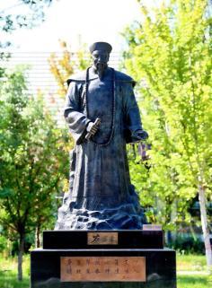1877年，左宗棠收复南疆，在喀什噶尔城下，抓获阿古柏残部俘虏上万人。左宗棠当机