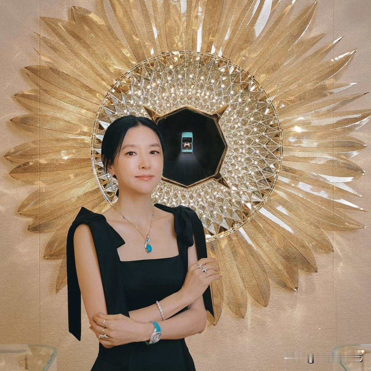 8日，演员李英爱在自己的Instagram上上传了多张照片。公开的照片中，李英爱