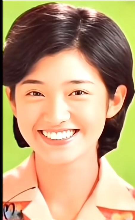 山口百惠，年纪大了，居然变得不像山口百惠了。这是怎么回事呢？她又没有整容！年轻