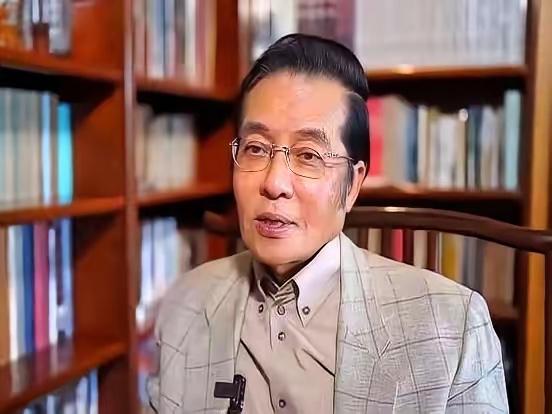 岛内蓝营这两天火药味窜得老高，老政客张荣恭冷不丁抛出的“三句话”，跟钉木板似的直