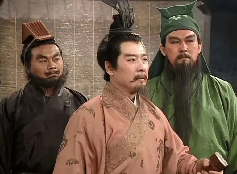 很多人被三国演义蒙蔽了双眼，应该多看看三国志这种历史书，单单从刘备20多岁出来打