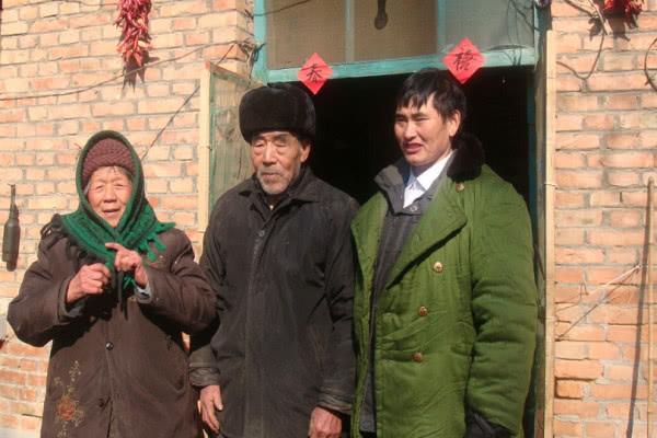 假如你村里有个汉子，本来就穷得叮当响，却天天不管不顾地扯着嗓子唱歌，还做着遥不可