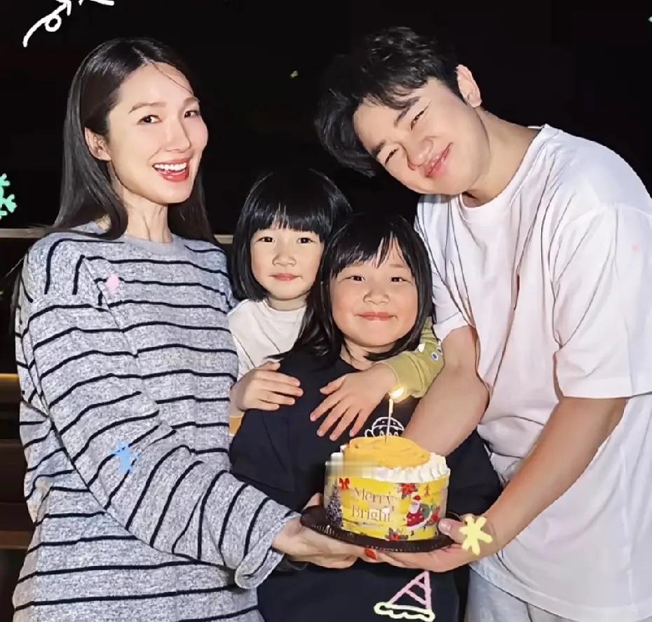 王祖蓝为两个女儿庆祝生日，大女儿7岁，小女儿5岁，小公主的生日居然都是同一天！感