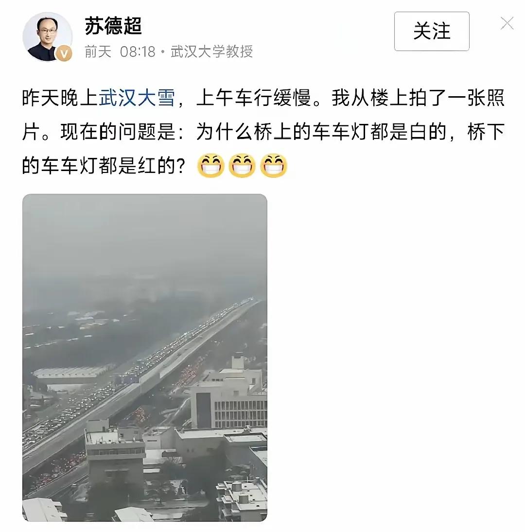 汽车大灯白，尾灯红。