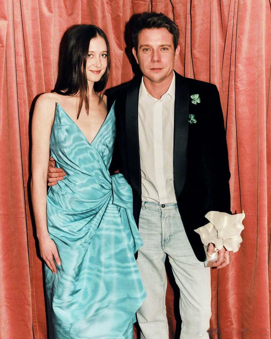 全英时尚大奖昨晚于伦敦颁发，「年度设计师」奖杯由Dior创意总监Jonat