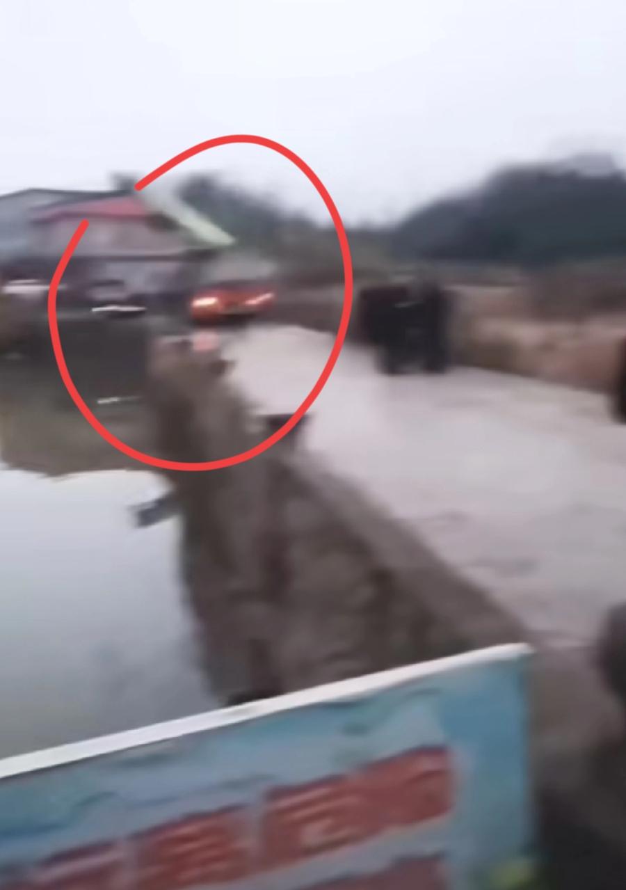 彭泽轿车落水现场，路本来就窄，下雨路面发亮，本来就很滑了，池塘刚清淤泥，路面再有