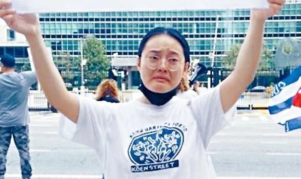 为了永留美国，在联合国大楼举牌抹黑中国的张晓宁，终于“圆梦”了。纽约皇后区高等法