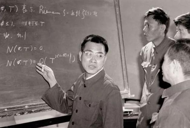 1953年，陈景润毕业后分到北京四中教书，学校却因口齿不清辞退他，之后他摆摊租书