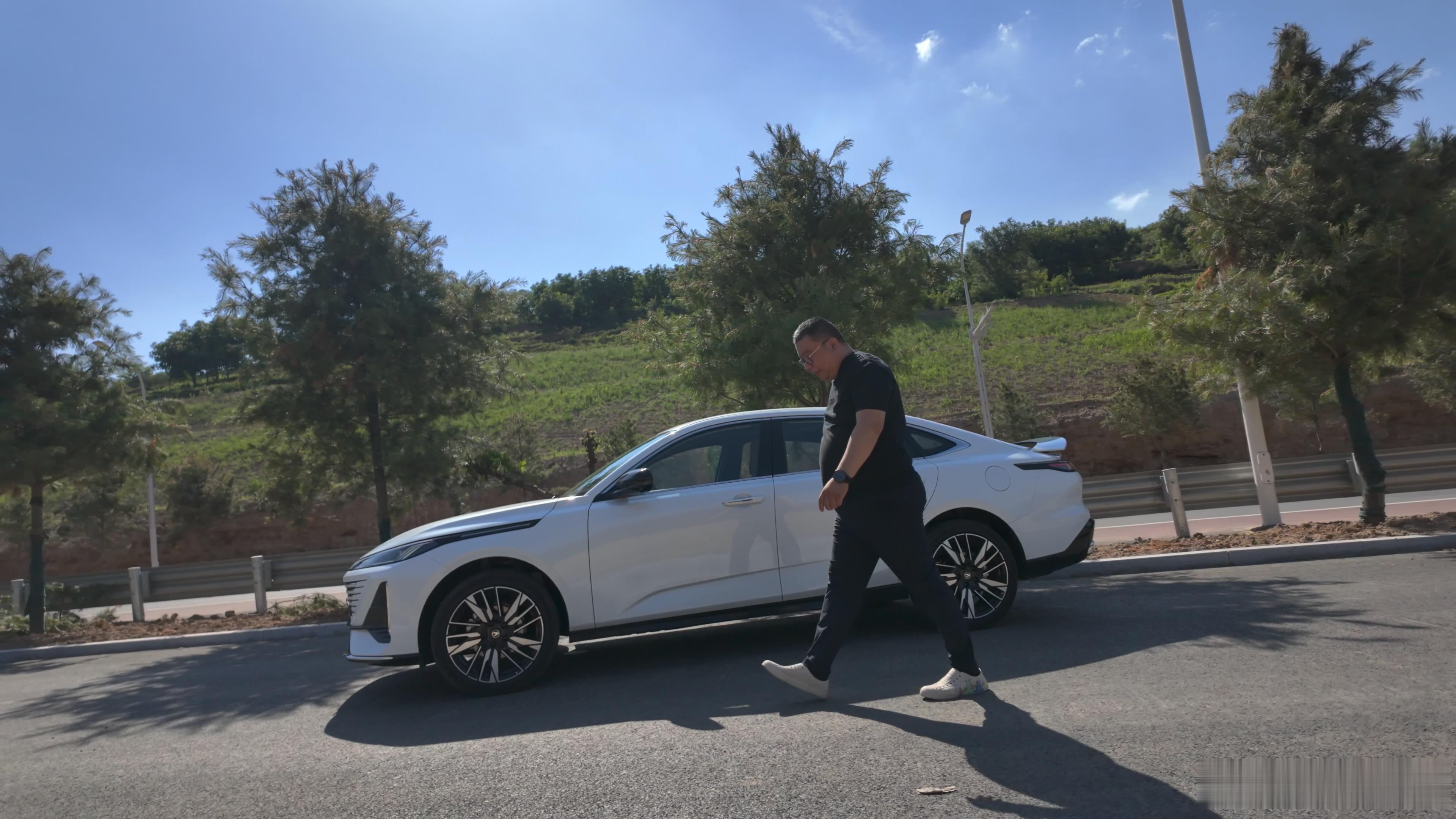 纠结大半年家用代步车，我最终入手了长安逸动HEV蓝鲸混动！真心觉得，普通家庭日常