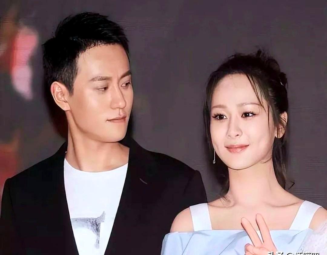 翻回那段旧事时，才想起他们当年被叫作金童玉女。她刚露头就官宣恋爱，他却在“不是