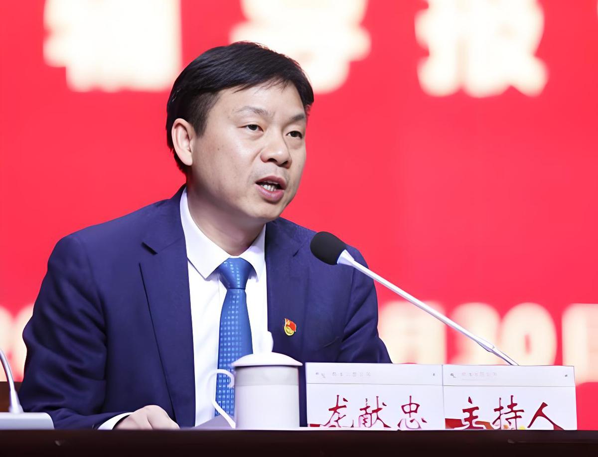 老龙啊，老龙，你我都是毕业于同一所大学的校友。今天看到你上了热搜，我心里很感慨，