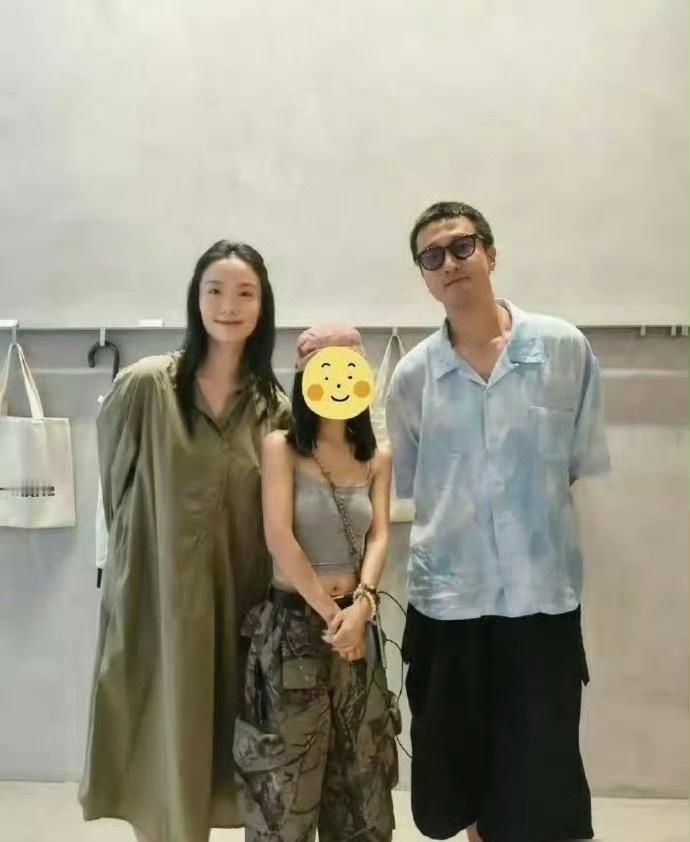 王传君臣妾此身从此分明了，王传君身高一米八七，站他身旁的妻子齐溪174cm，相差