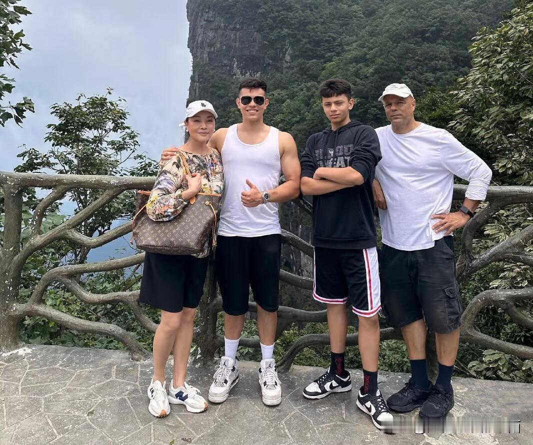 定居国外的史可偶尔出来拍戏，近两年不怎么拍戏的她，带着老公和孩子到处旅游，他们在