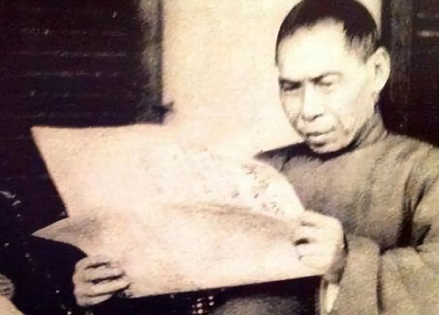 1925年，27岁露兰春伺候完57岁的黄金荣，便泛起恶心去洗手间干呕，擦完嘴巴，