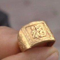河南一位70岁的李大爷，花大价钱买了枚金戒指，戴了一年半居然少了0.23克，这事