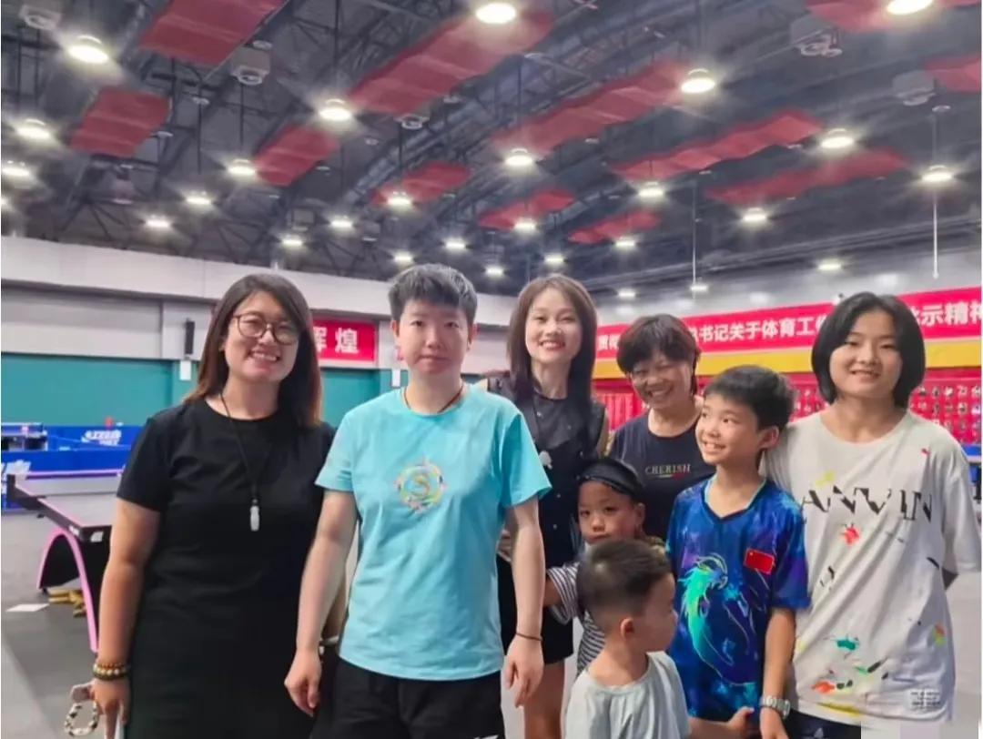 新鲜的小莎，宝宝有点瘦了，头发也剪短了，关于宝头发，全网都蛐蛐她～宝肯定知道，但