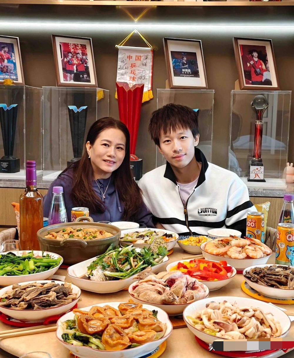 林高远和妈妈一起做丰盛的年夜饭！母子俩还拍了幸福温馨的合影，高远和妈妈合影，眼里