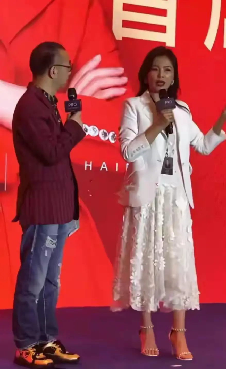 刘涛又黑又不漂亮，没滤镜修图普通得很，只不过是个中年妇女！