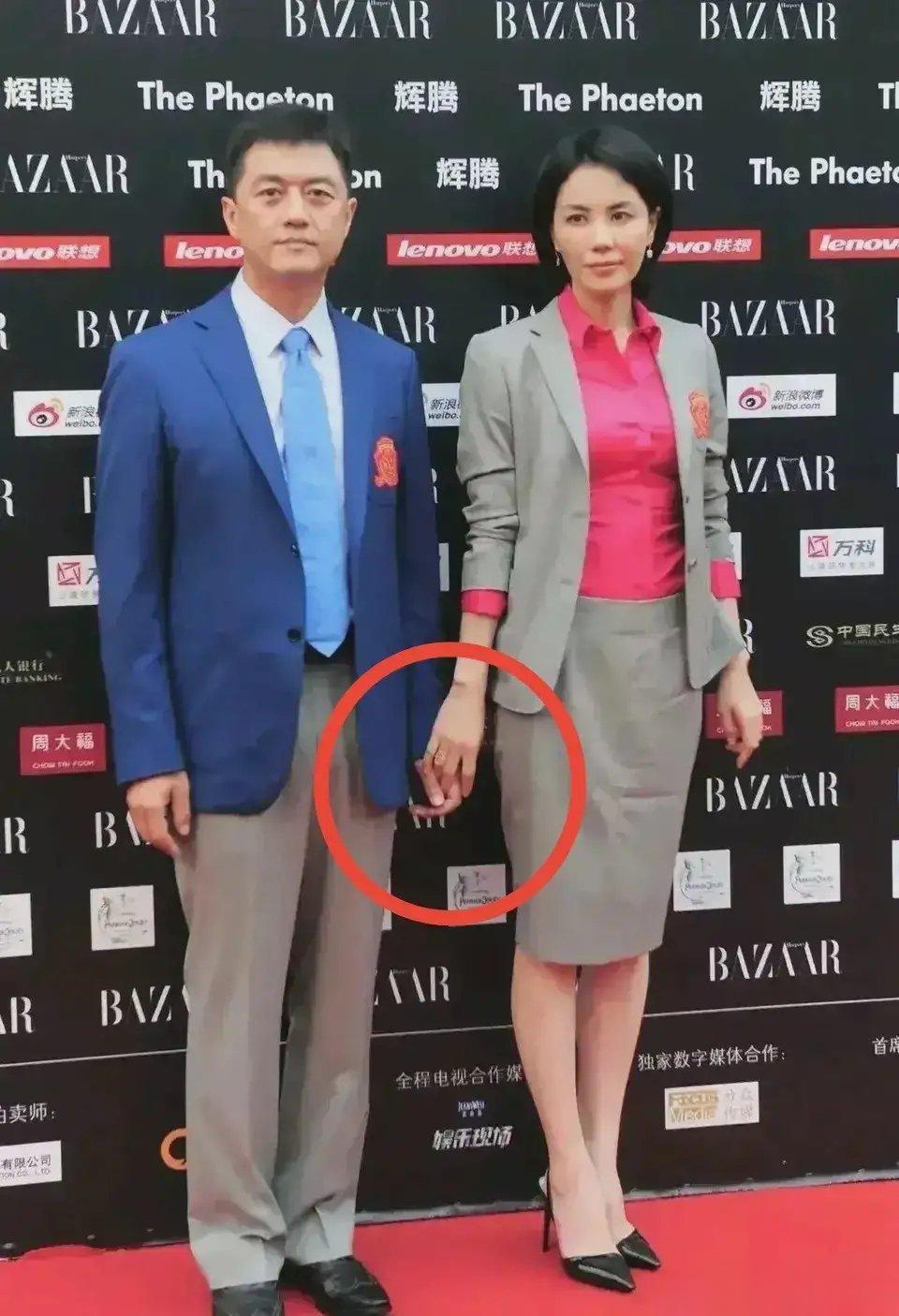 看看当年的这2张照片，二人若即若离的拉手，再看王菲注视李亚鹏的眼神，似乎注定了这