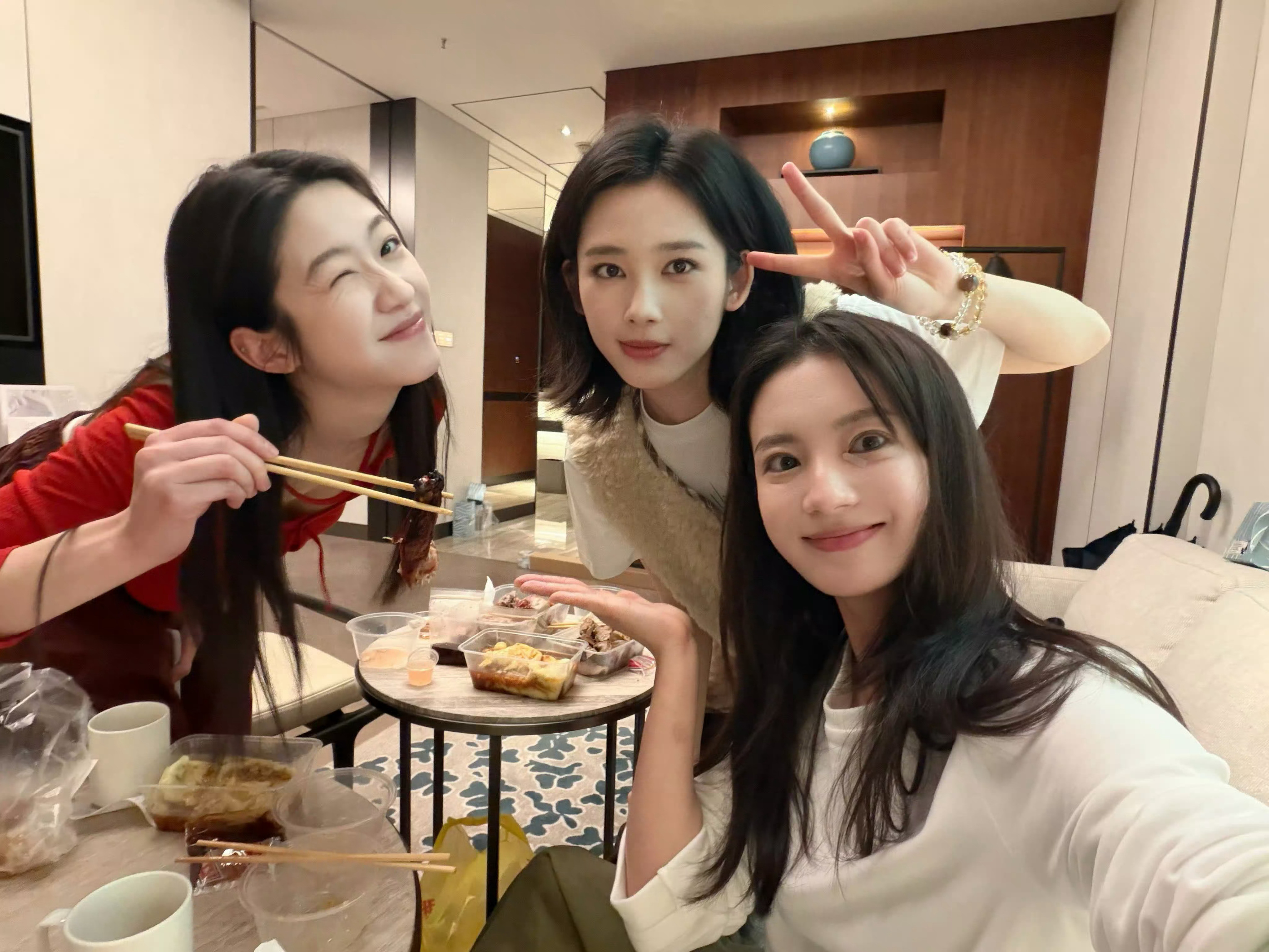 三个女孩见面是不是超级开心吃的什么好吃的呀向涵之！