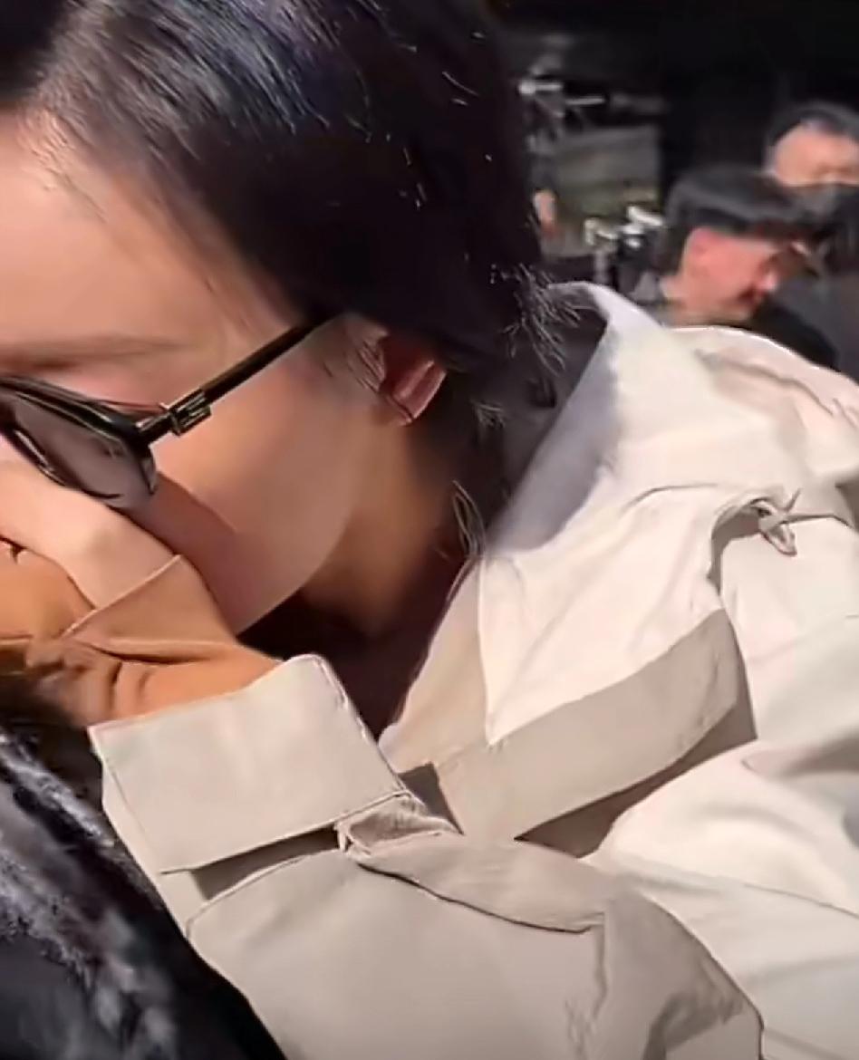 网友太厉害了！通过倪妮和汤唯的说话口型，还有讲完后倪妮的反应，推测出汤唯怀二胎了