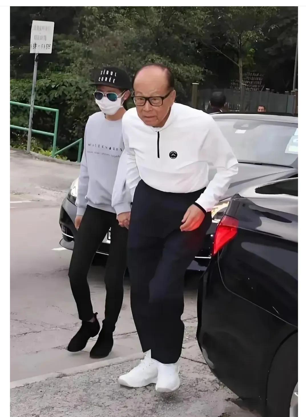 李嘉诚从英国撤资对英国有何影响李嘉诚接连卖掉英国电网、电信等资产，套现超两千亿，