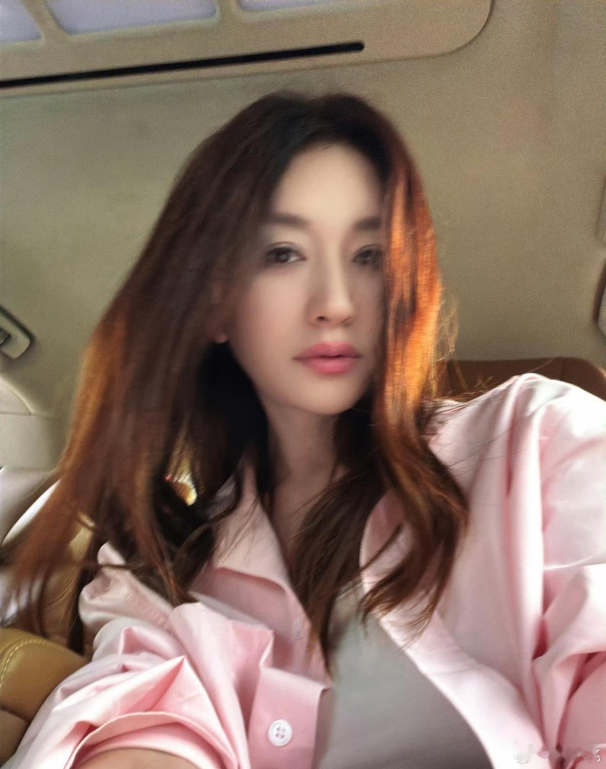 1.李小冉前段时间被某个小鲜肉开车撞了，实际上那就是小鲜肉的一种搭讪方式，最后这