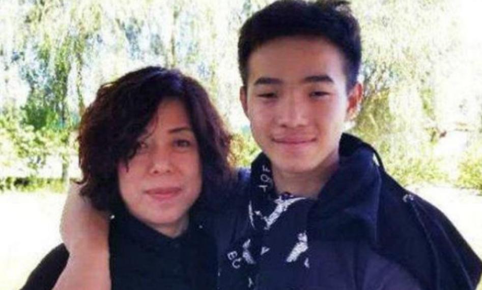 1995年，黑龙江一女子捡到一聋哑男婴，为了抚养他，不惜与丈夫离婚，甚至卖掉房产