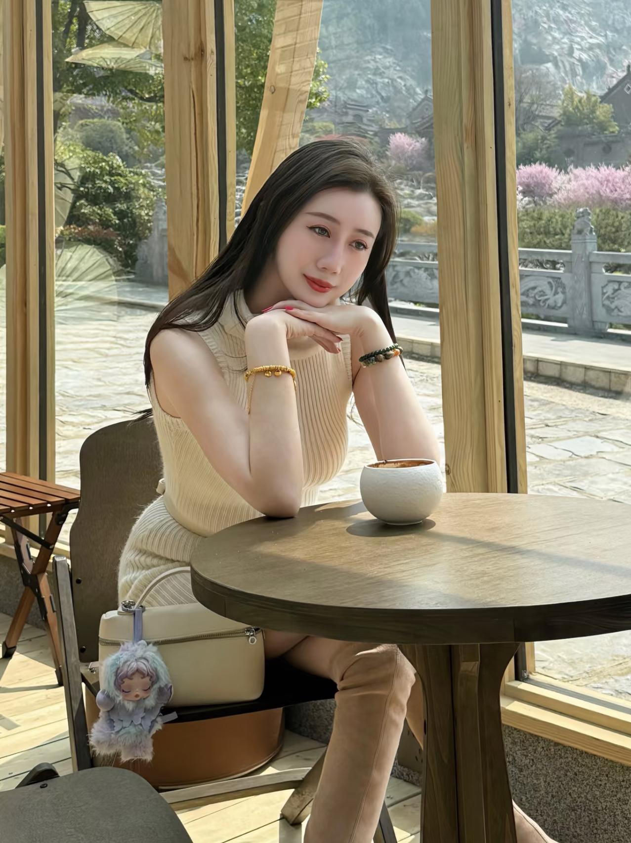 美女在咖啡馆里，享受宁静的午后时光🍂💕