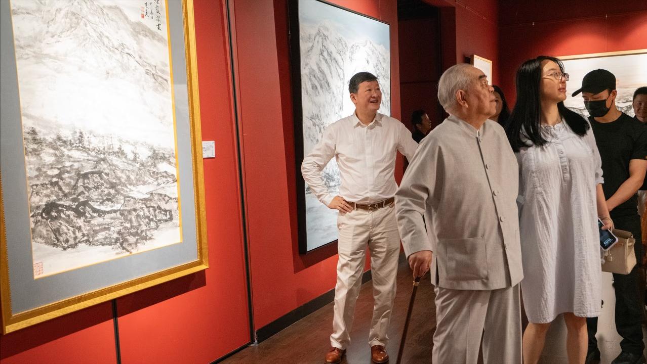 【范曾传】笔纵山河气文狂今古魂丹青承一脉毁誉大风云此前，其妻徐萌署名