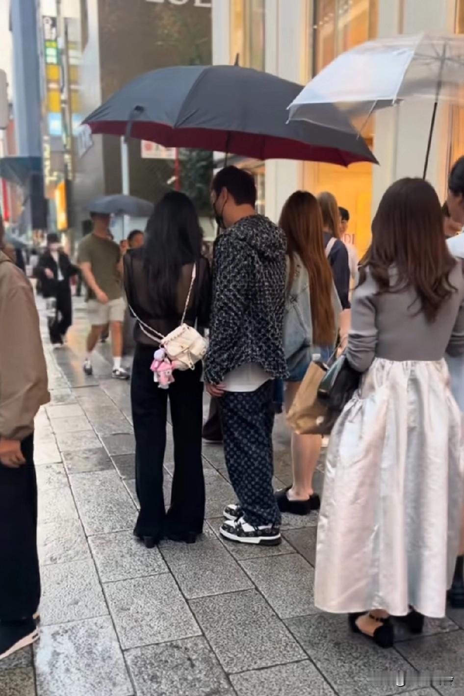 当年他老爹为了让他能出去，卖了好几个万达广场，现在又换透视装女友回国有可能就再