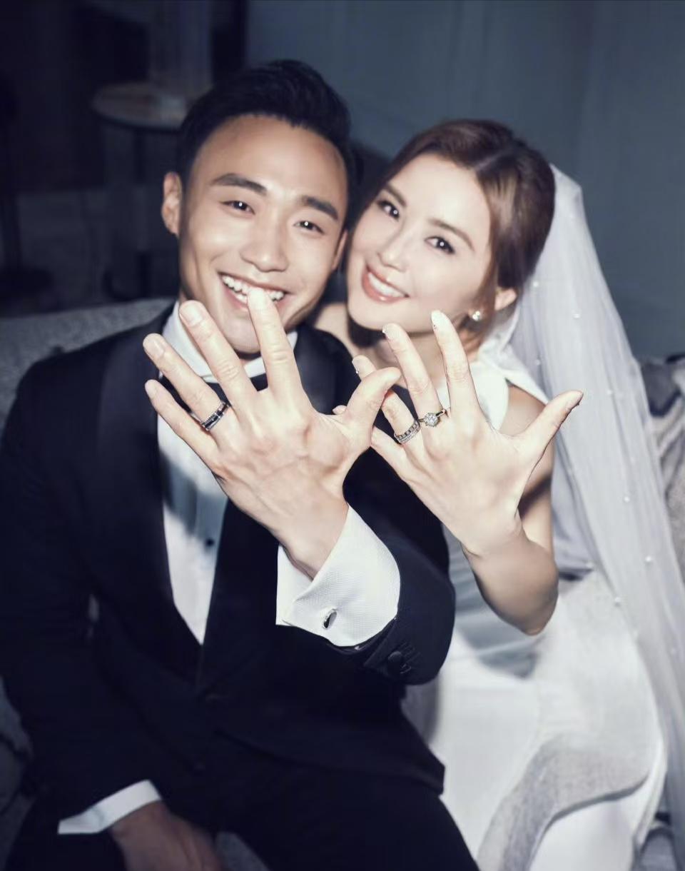 刚刚看到蔡卓妍结婚的消息，脑子有点懵，从隐婚到姐弟恋，阿SA的最终归宿来了吗？