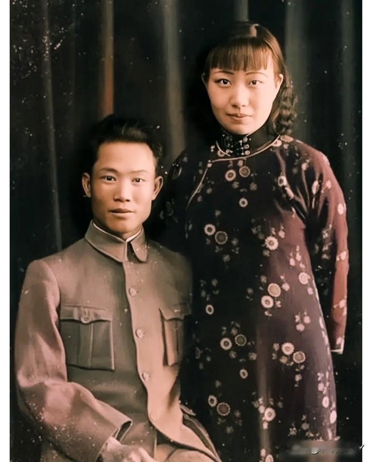 这是陈诚和他的夫人谭祥新婚时的一张合影老照片，拍摄于1932年。这绝非演员扮演，