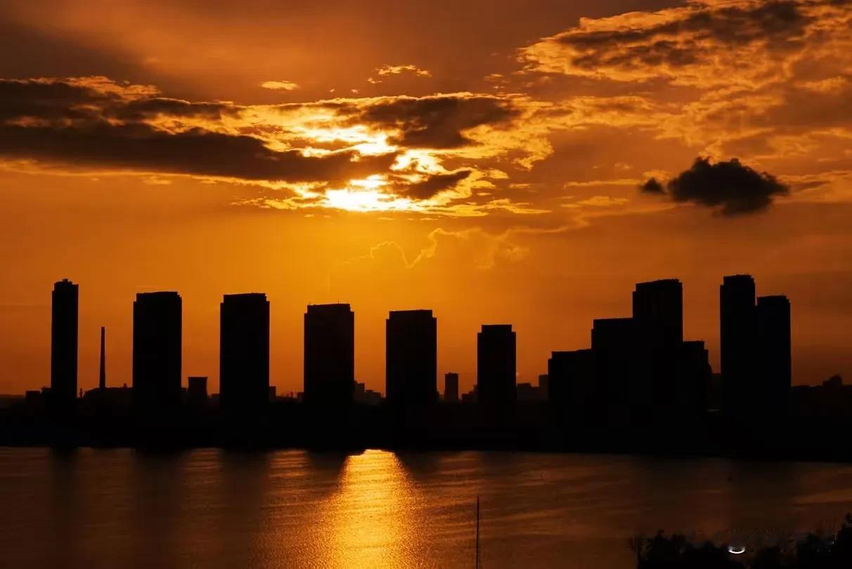 从凉爽的荣成回到了凉爽的太原这两个城市都应该属于避暑比较好的地方。尽管回来了，