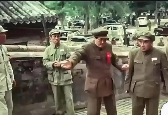 1949年开国大典时，毛主席主动谦让，让朱老总走在前面，默契谦让，深厚情谊，高风