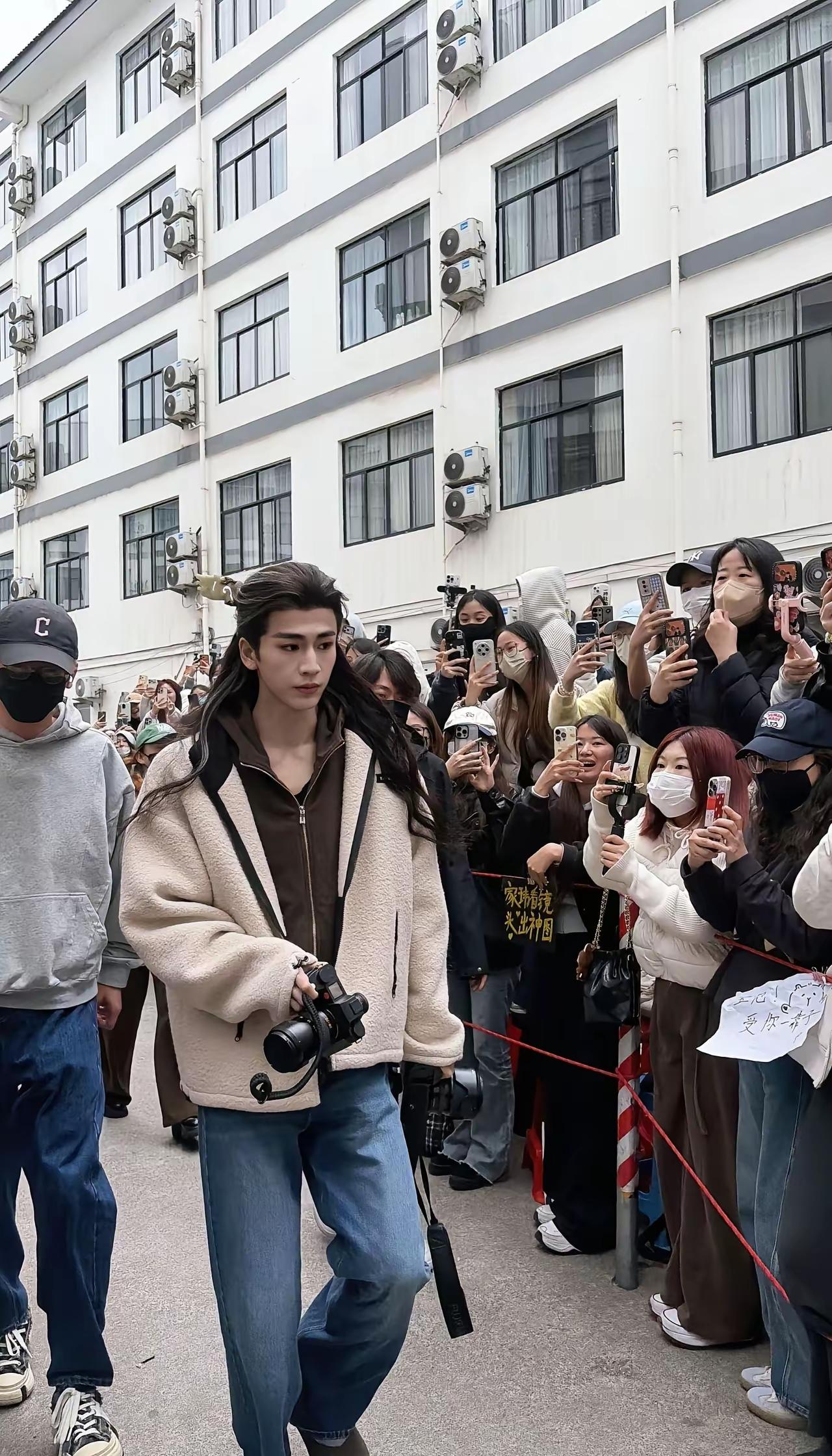 张凌赫上班粉丝送下班粉丝等为了见帅哥一面这些人整天都在等待中……难道他