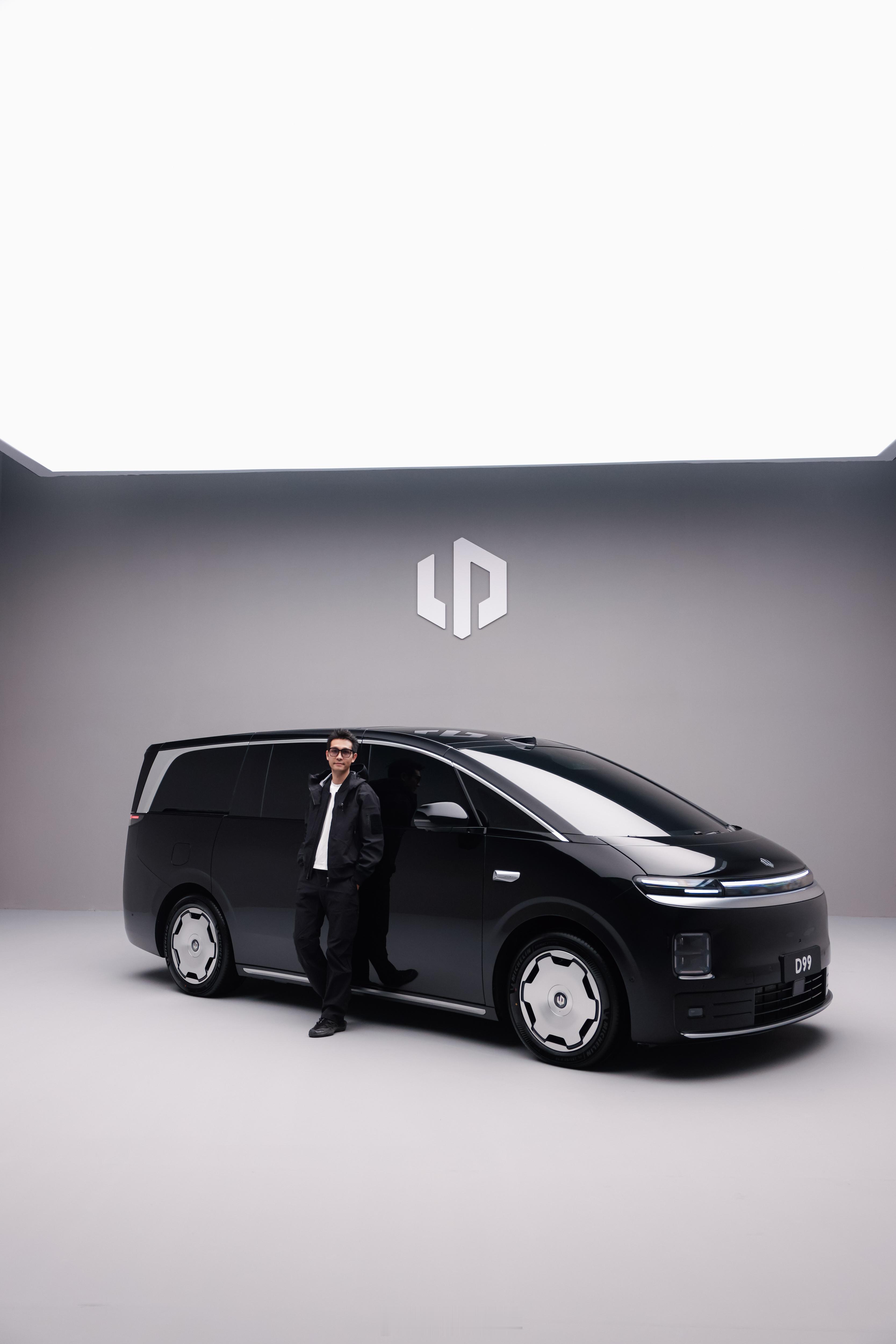 去拍零跑MPV的时候特意准备了一套新的OOTD。零跑D99新能源MPV卷王x