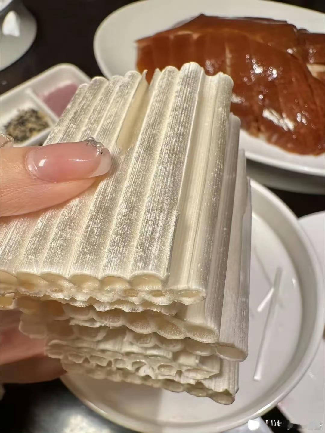 北京的烤鸭已经进化到这种程度了吗？一人一口真的能尝到味道了嘛？