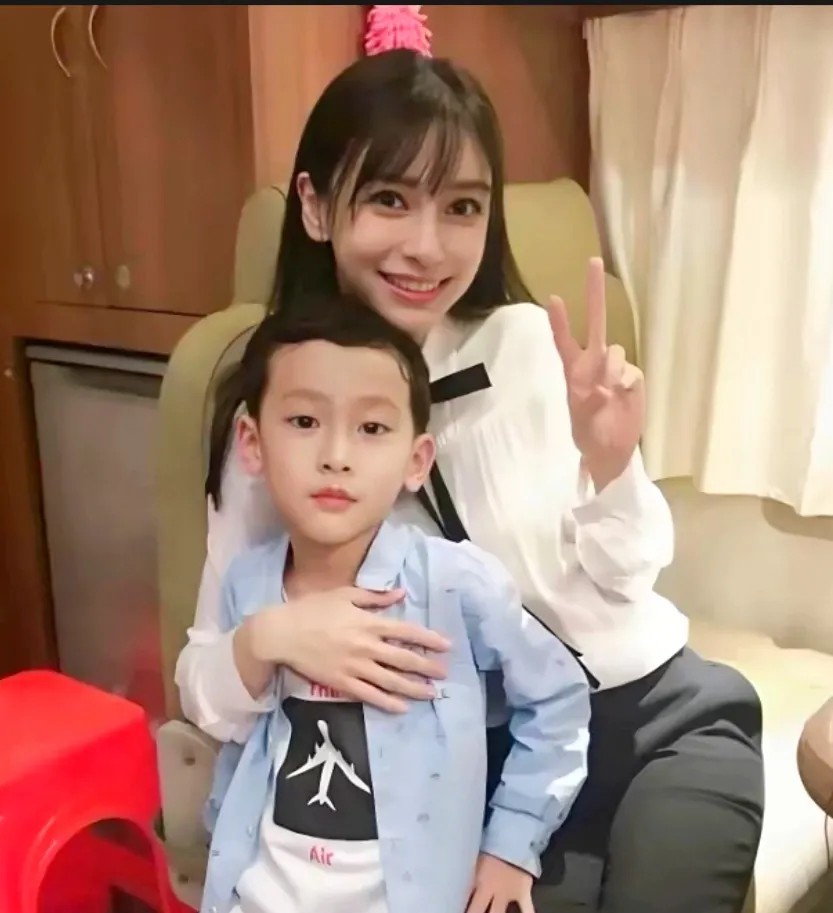 黄晓明看见前妻老晒儿子恐怕气迷糊了吧！杨颖这阵子晒娃晒得勤，照片里小海绵站在妈妈