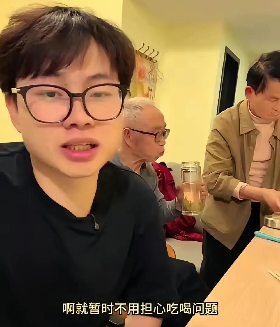 子安寻父：那个被世界抛弃的少年，终于等来迟到的父爱00后网红子安爆火寻父，看哭