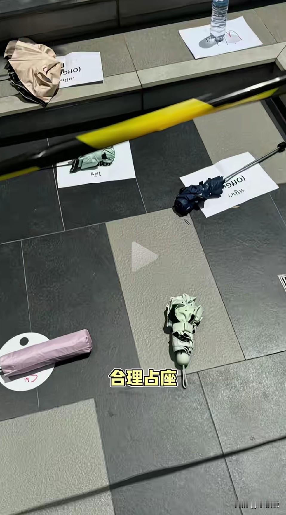 在中国这么排队，也要分场合的。你跑泰国去追星，还用中国这一套占座，被打了我也不