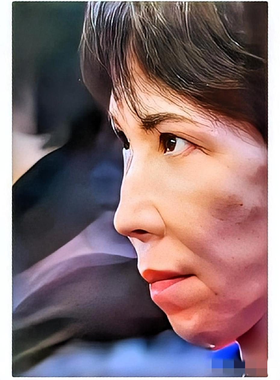 这张照片简直能让人脊背发凉！高市早苗在得知自己当选自民党总裁的那一刻，脸上居然没